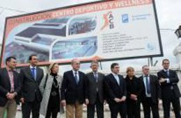Asistentes a la colocación de la primera piedra del Centro ACB en Málaga 