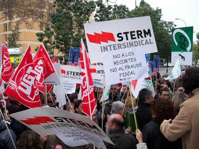 Sindicatos a la puerta de la Consejería de Educación