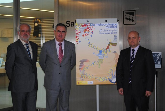 El delegado del Gobierno, Rafael González Tovar, acompañado del delegado de la A