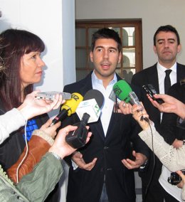 Navarro, Ruiz y Jiménez, atienden a los periodistas este miércoles en el Parlame