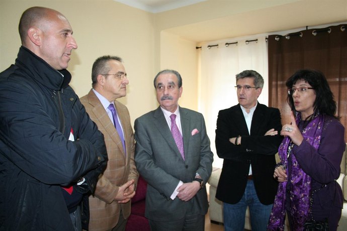 Francisco Fernández, acompañado por el vicealcalde, Javier Chamorro y representa