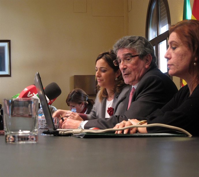 Pizarro (en el centro) durante la presentación en Córdoba