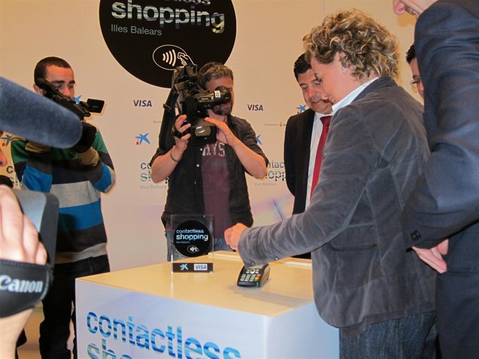 Aina Calvo prueba el nuevo sistema.