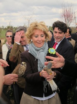Momento en el que el cernicalo muerde al alcalde de Leganés