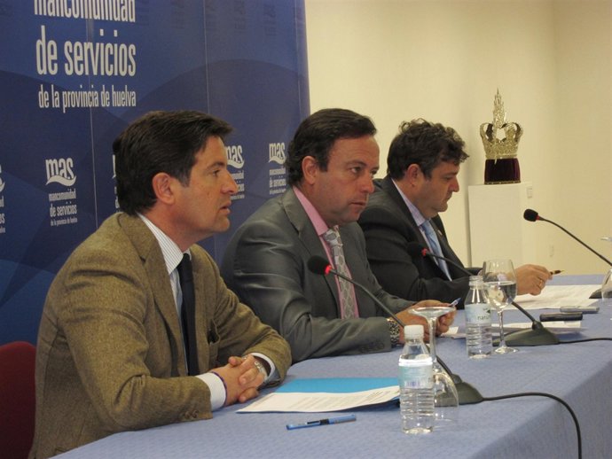 El diputado de Cultura, Juan Serrato, el vicepresidente de MAS, Carlos Sánchez, 