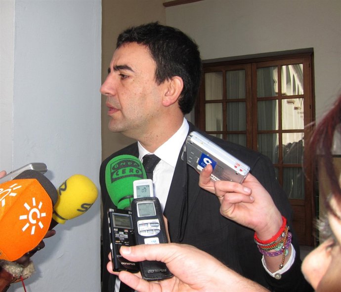 Mario Jiménez atiende a los periodistas este miércoles