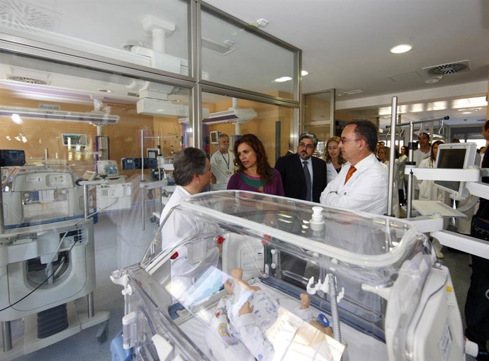 La consejera de Salud, María Jesús Montero, en la nueva Unidad de Neonatología d