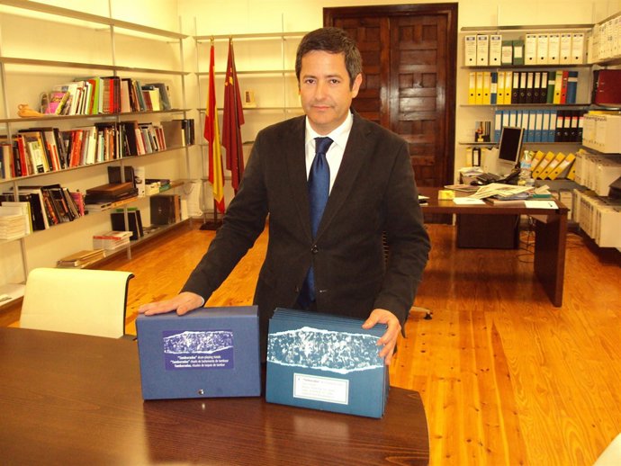 Ujaldón presenta la candidatura de la tamborada