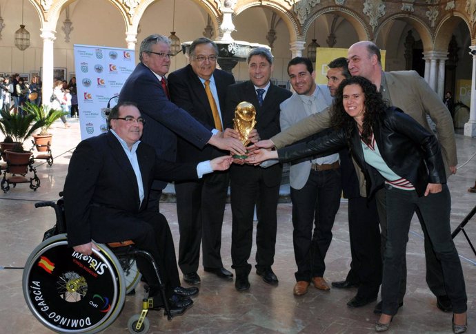 El momento de la entrega de la Copa del Mundo en la Diputación de Córdoba