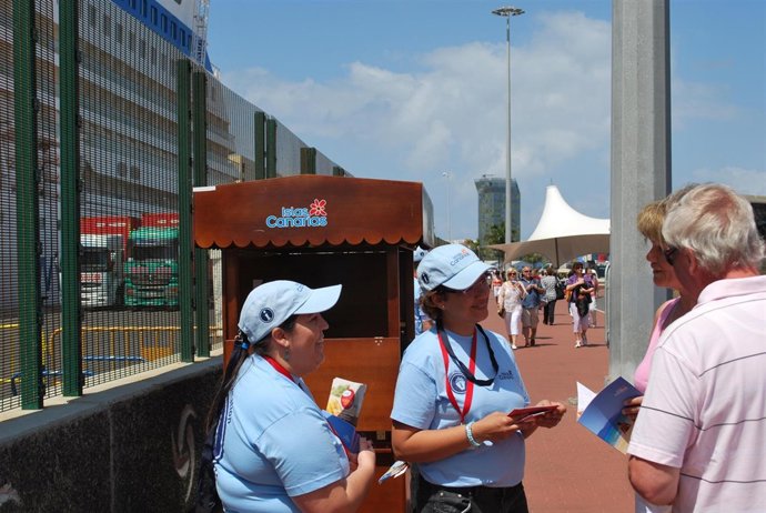 Informadoras turísticas en el Muelle de Santa Catalina (Gran Canaria)