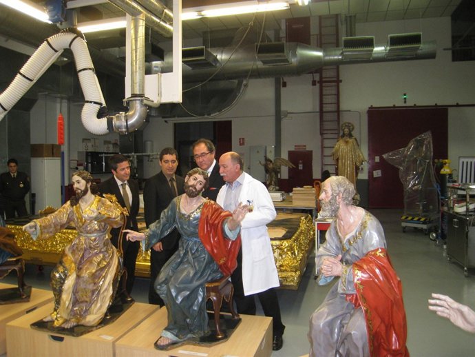 El consejero de Cultura, en el centrto, inspecciona la obra