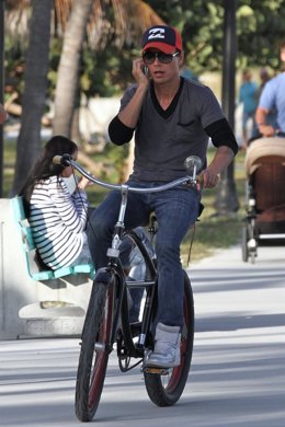 Julio Jose Iglesias montando en bici