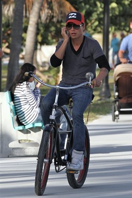 Julio Jose Iglesias montando en bici