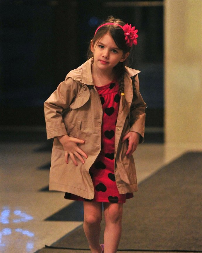 Suri Cruise en un centro comercial