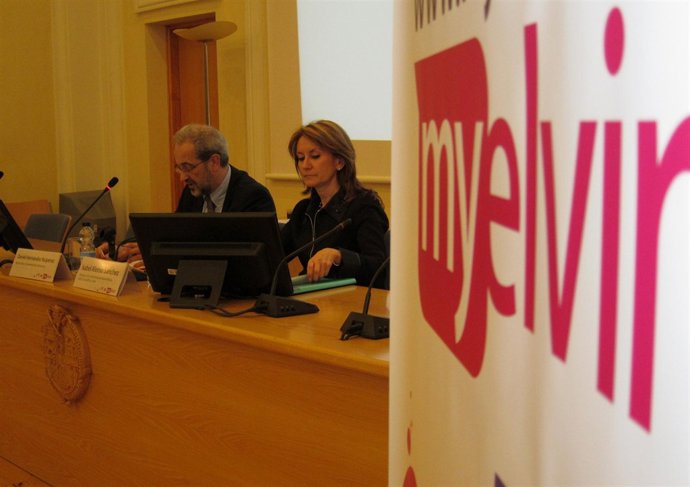 El rector de la USAL (I) y la consejera (D)