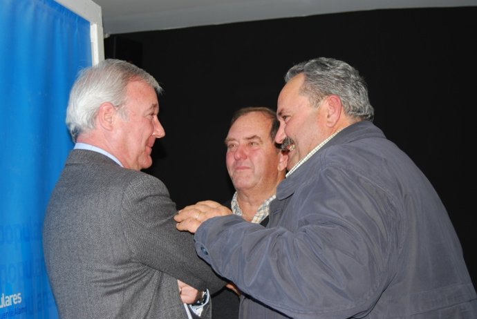 El presidente regional, Ramón Luis Valcárcel, con agricultores de Fuente Álamo