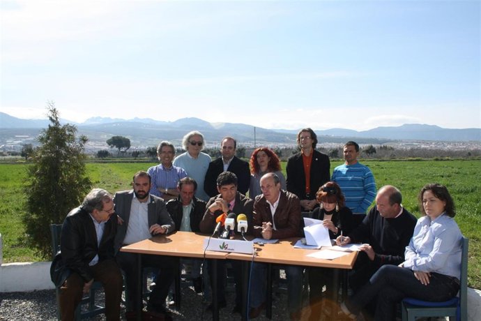 Alcaldes de Izquierda Unida y asociaciones agrarias y de empresarios crean la As