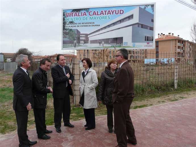 La consejera Ana Fernández --en el centro-- acompañada por las autoridades munic