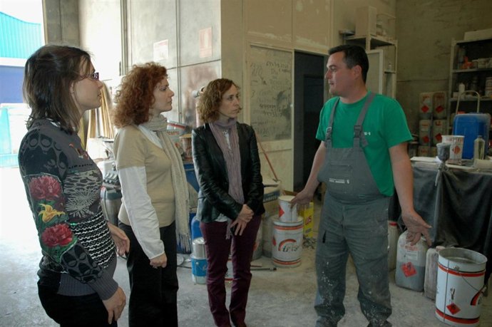 Amador visita varias empresas en Benacazón