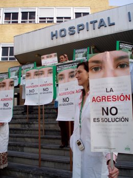 Sanitarios protestas a las puertas del centro en repulsa por las agresiones