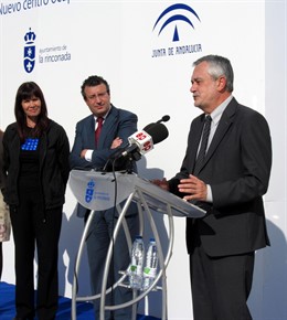 El presidente de la Junta, José Antonio Griñán, junto a la consejera para la Igu