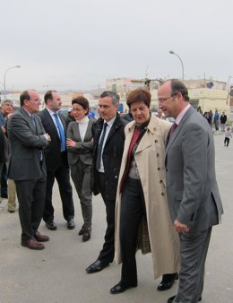 Cruz junto a Rodríguez-Comendador y Usero a su llegada al barrio de El Puche