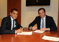 Alves firma su nuevo contrato con el Barça