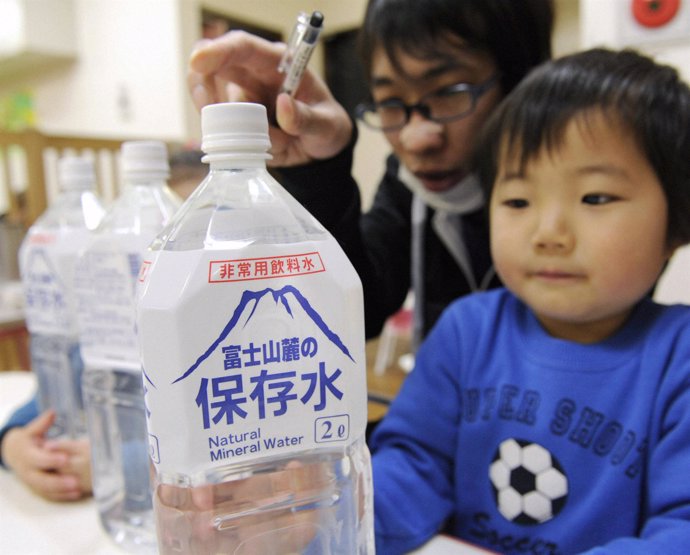 Niño mira en Japón agua embotellada ante la alerta radiactiva de fukushima
