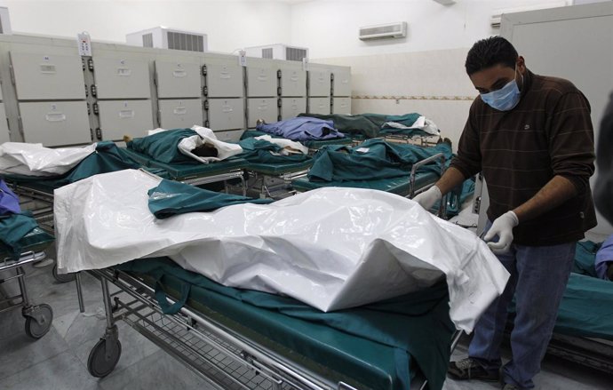 Funcionarios libios muestran 18 cadáveres de supuestas víctimas civiles