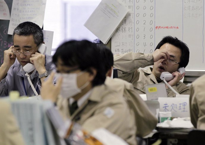Trabajadores en la central nuclear de Fukushima, Japón