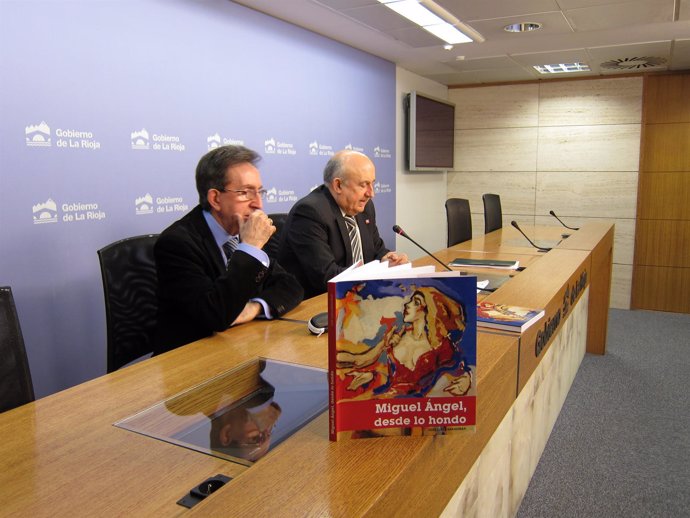 El consejero, Luis Alegre, con el autor de la obra 'Miguel Ángel, desde lo hondo