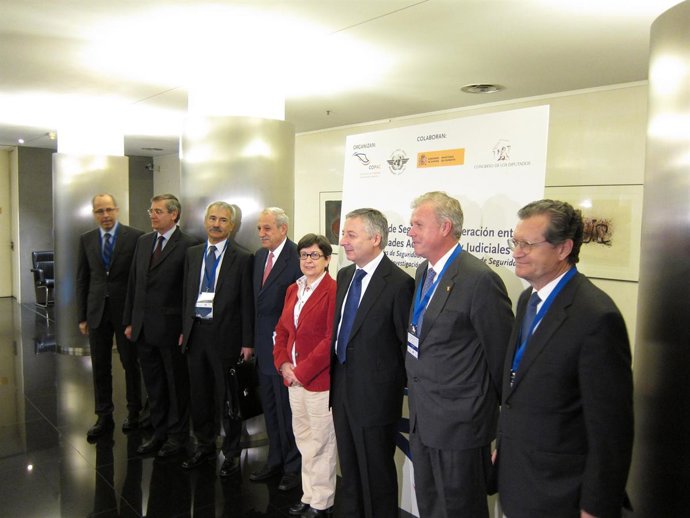 El ministro de Fomento, José Blanco, y la vicepresidenta del Congreso, Teresa Cu