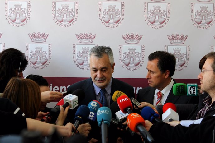 El presidente de la Junta de Andalucía, José Antonio Griñán, atiende a los perio