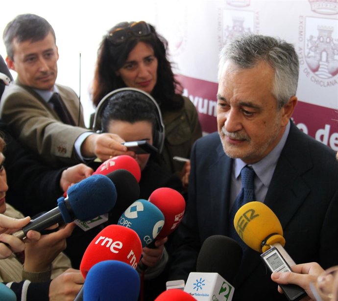 El presidente de la Junta, José Antonio Griñán, atendiendo a los periodistas en 