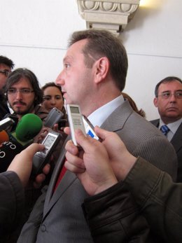 El consejero de Empleo de la Junta de Andalucía, Manuel Recio, ante los periodis