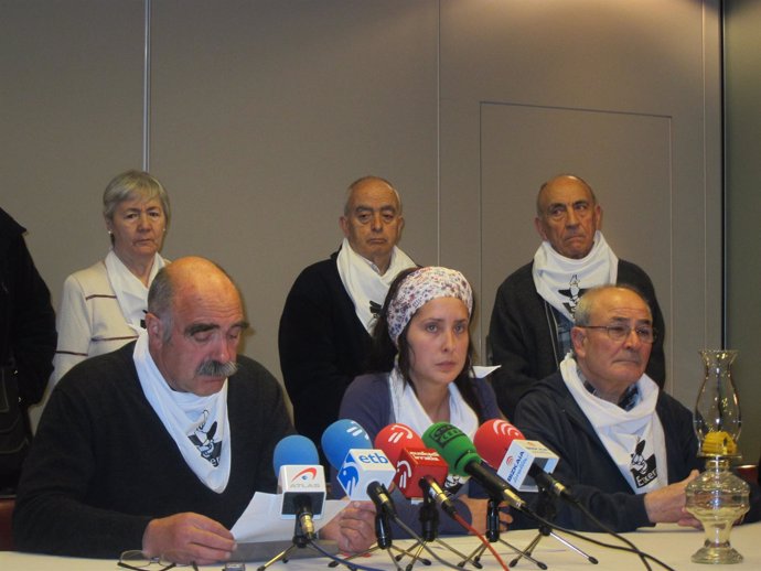 Representantes de Etxerat en una rueda de prensa en Bilbao.