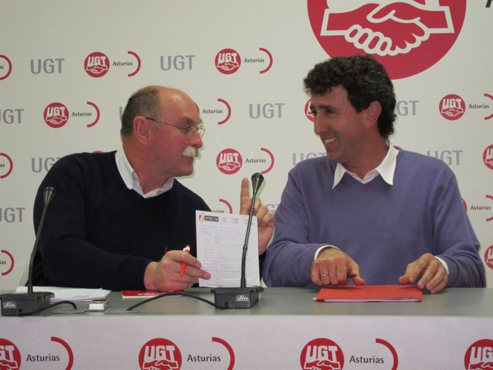 Manuel Francisco Menéndez (UGT) y Jesús Gutiérrez durante la rueda de prensa.