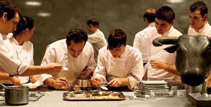 Imagen de la portada de A season in the kitchen at Ferran Adrià's El Bulli. The 