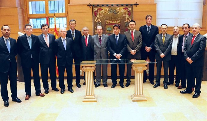 El consejero con representantes de las entidades