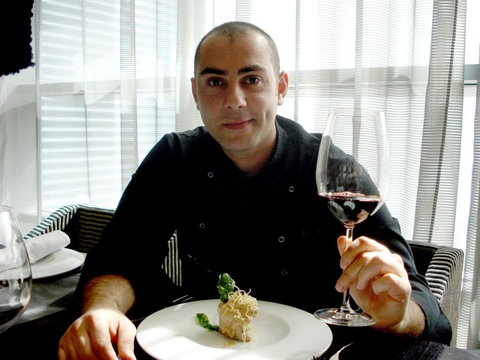 El chef David Sanmartín con uno de los platos elaborados con motivo del Festival