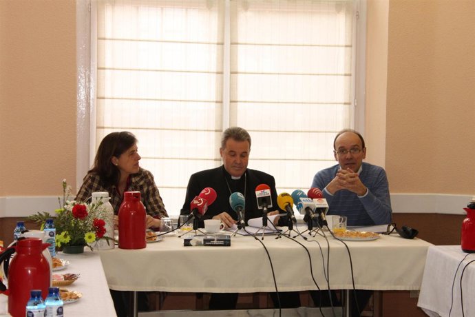 El obispo de Bilbao, Belén Rodero y Ángel Mari Unzueta. 