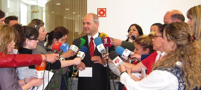 Manuel Chaves atiende hoy a los medios en Sevilla