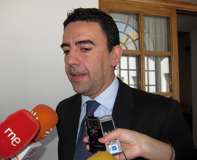 Mario Jiménez atiende a los periodistas este jueves en el Parlamento