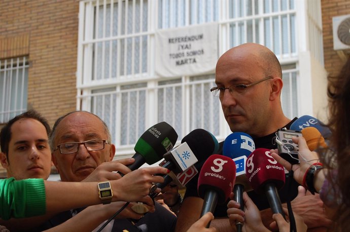 Javier Casanueva y el abuelo de Marta este jueves.