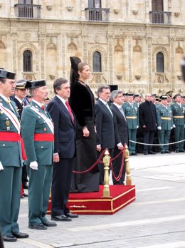 La Infanta Elena preside el acto de entrega de la bandera a la XII Zona de la Gu