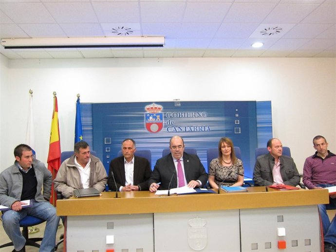 Oria y Calvo junto a los primeros casos resueltos de la Ley de Montes