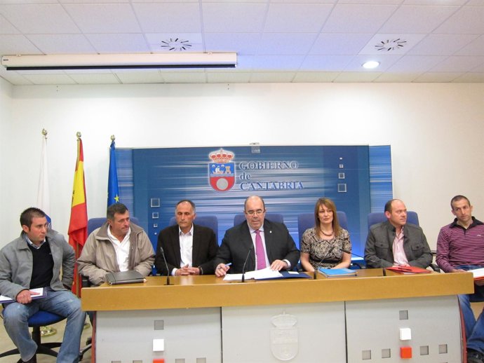 Oria y Calvo junto a los primeros casos resueltos de la Ley de Montes