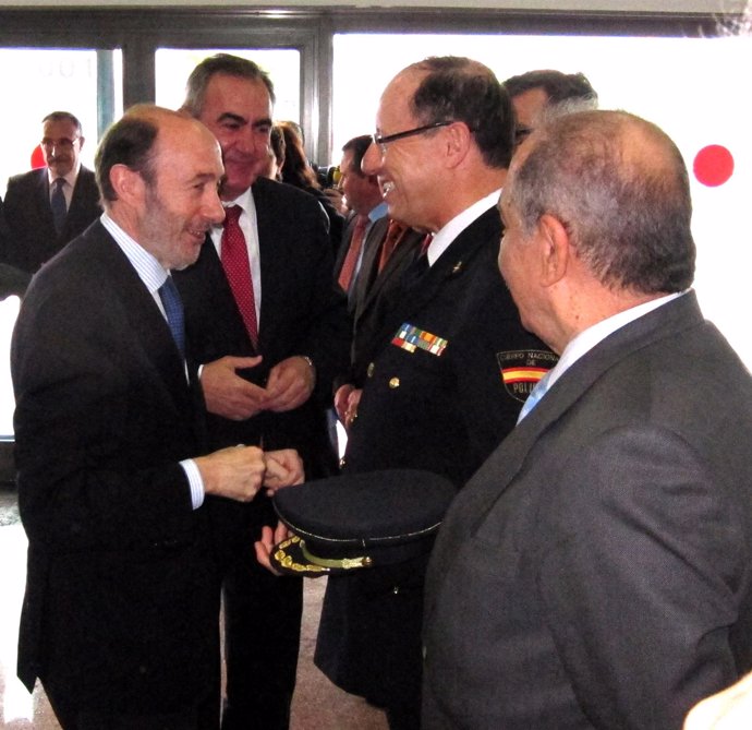 Rubalcaba, acompañado del delegado del Gobierno en Murcia, saluda a las autorida