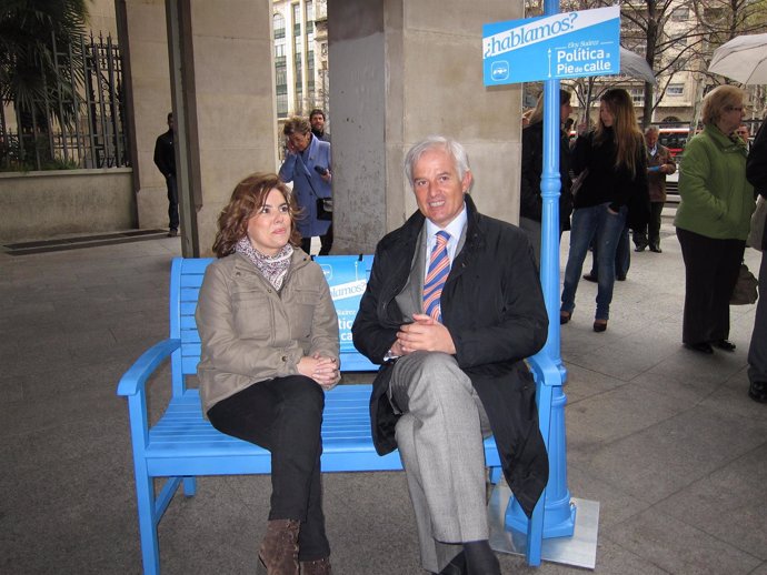 Sáenz de Santamaría y Eloy Suárez en el 'banco azul' de la campaña 'Política a p