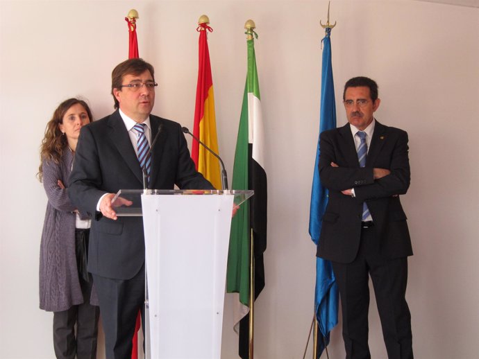 Fernández Vara con el alcalde de Mérida, Ángel Calle, y la consejera de Sanidad,